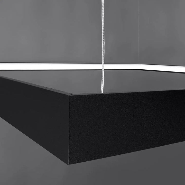 Lustre carré NELYA noir allumée, détail du profilé