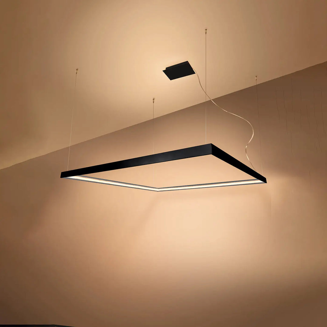 Lustre carré NELYA noir allumée, vue en perspective
