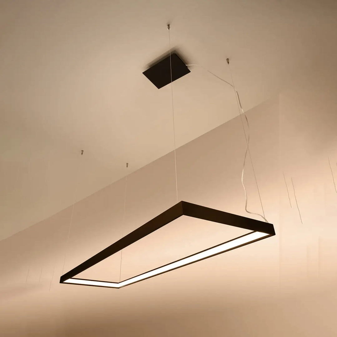 Lustre rectangulaire TUULA noir allumée, vue en perspective