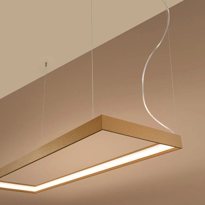 Lustre rectangulaire TUULA doré allumée, vue en perspective