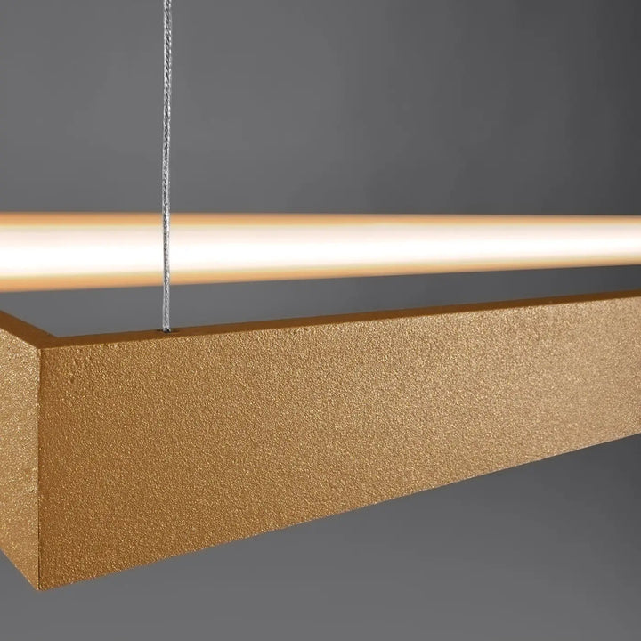 Lustre rectangulaire TUULA doré allumée, vue rapprochée
