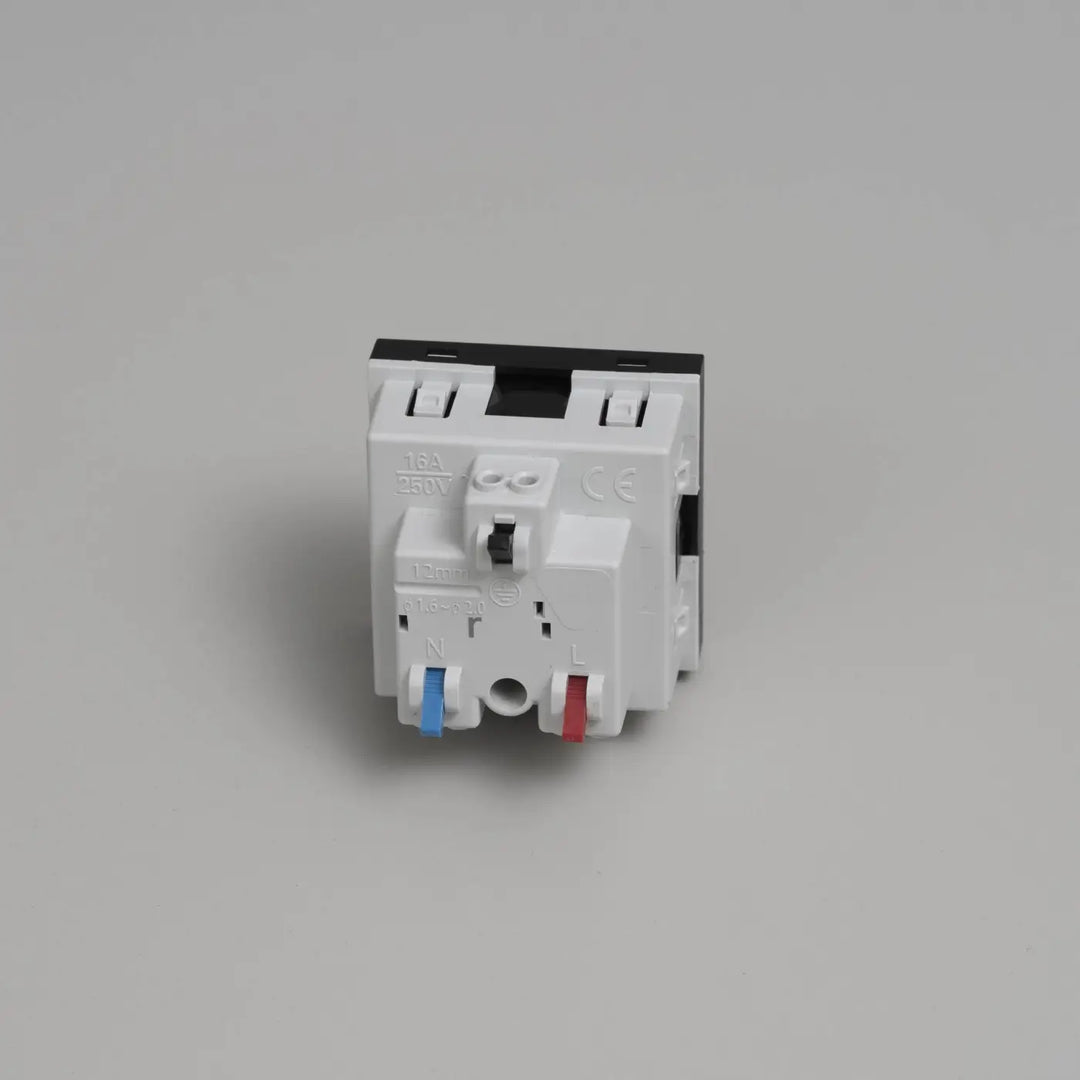 Module prise française type E noir Buster + Punch #couleur_noir