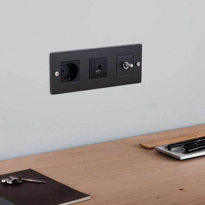 Module USB Buster + Punch sur une plaque de finition 3 postes en bronze fumé #couleur_noir