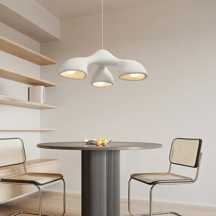 Suspension luminaire lucrecy avec trois abat-jours organiques blancs en matériau sculptural suspendus par un cordon fin