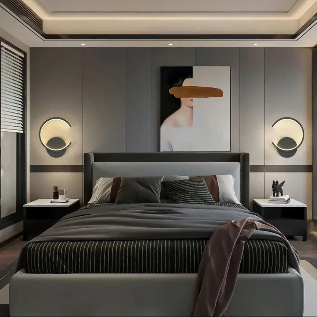 Applique murale led carl avec tête de lit rembourrée grise moderne et literie rayée foncée solution d’éclairage efficace