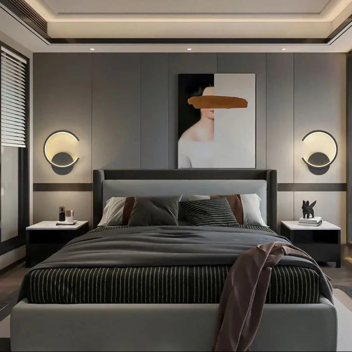 Applique murale led carl avec tête de lit rembourrée grise moderne et literie rayée foncée solution d’éclairage efficace