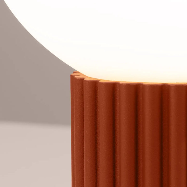 Lampe à poser ocre rouge, socle cannelé vu de près