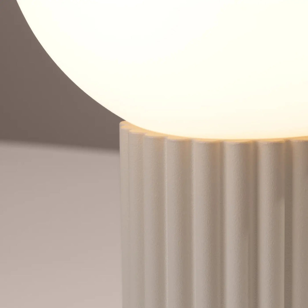 Lampe à poser beige, socle cannelé vu de près