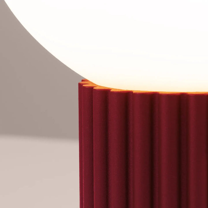 Lampe à poser bordeaux, socle cannelé vu de près