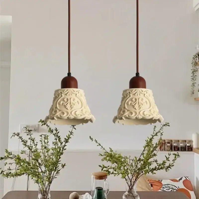 Petite suspension luminaire blanche aux motifs orientaux