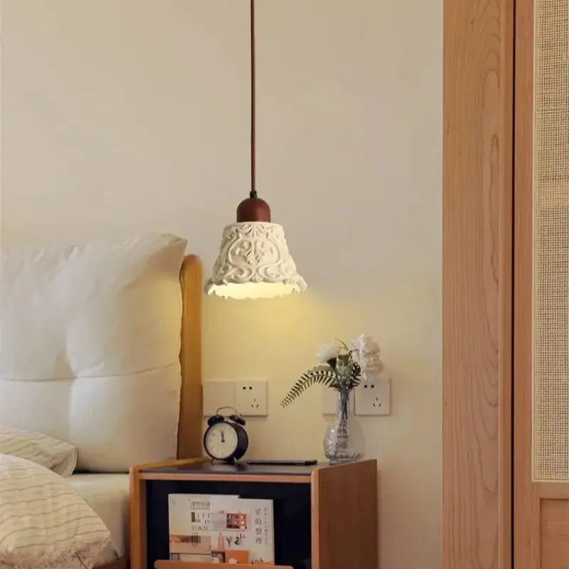 Petite suspension luminaire blanche aux motifs orientaux