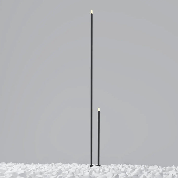 Deux piquets extérieur led noirs élégants avec capuchons blancs sur des galets blancs luminaire extérieur spear