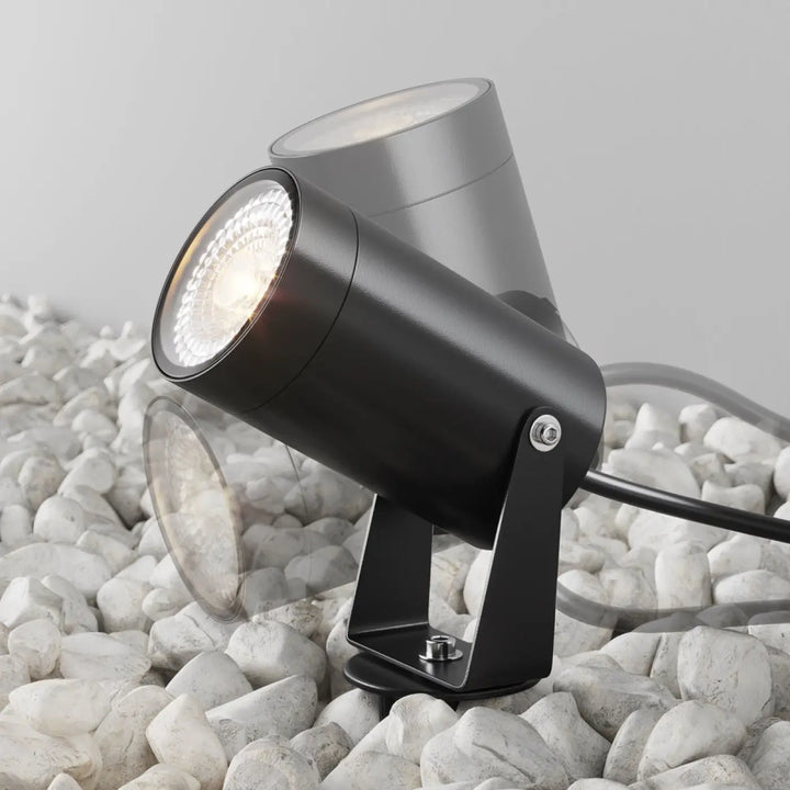 Luminaire extérieur piquet scope en acier noir avec spot cylindrique mat et lentille claire sur support ajustable