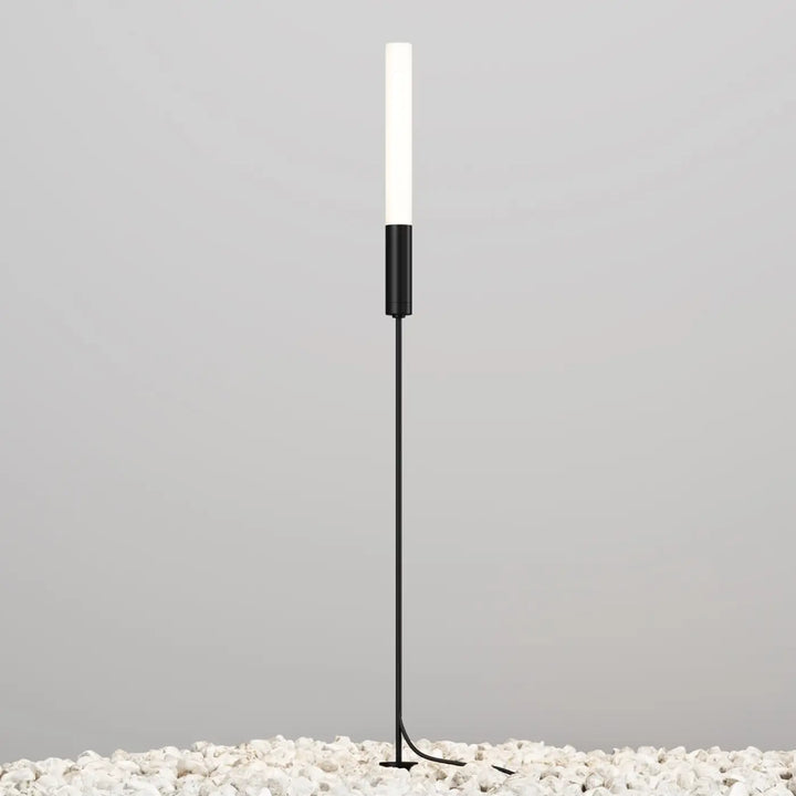 Luminaire extérieur flare tige avec piquet lumineux en aluminium noir et lumière cylindrique blanche minimaliste