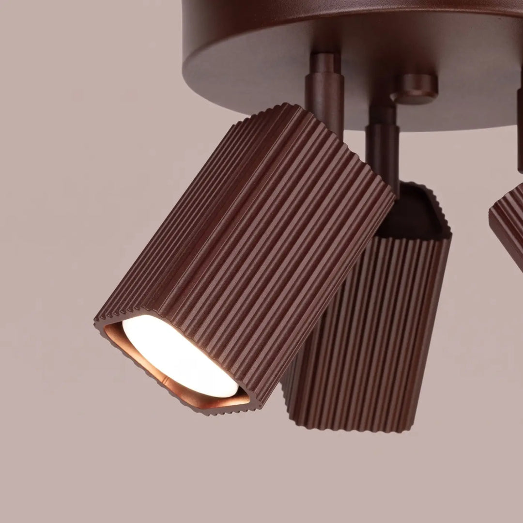 Plafonnier Rayo marron à 3 spots orientables, détail des cannelures