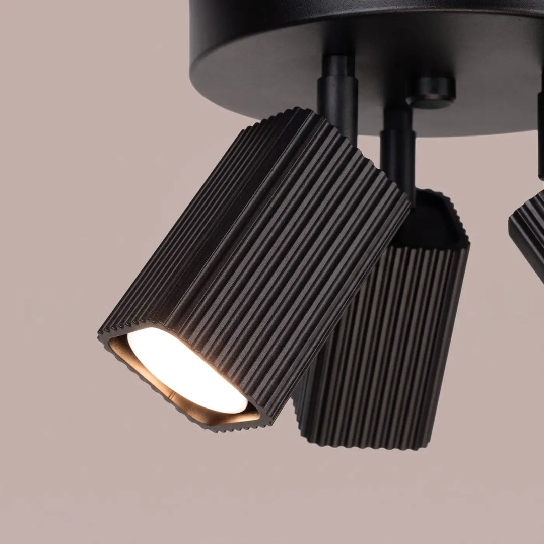 Plafonnier Rayo noir à 3 spots orientables, détail des cannelures