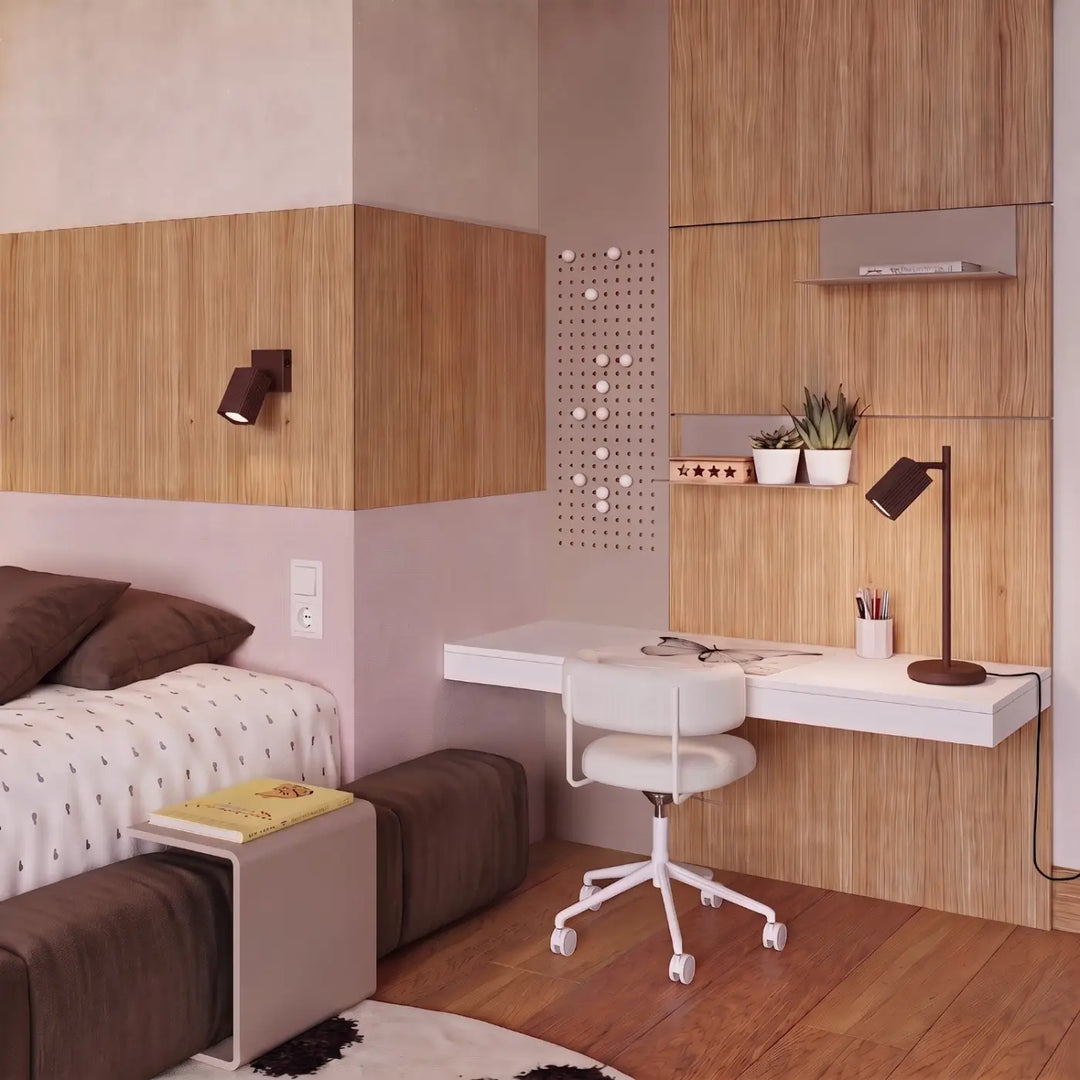 Plafonnier Rayo marron à 3 spots orientables au plafond d'une chambre