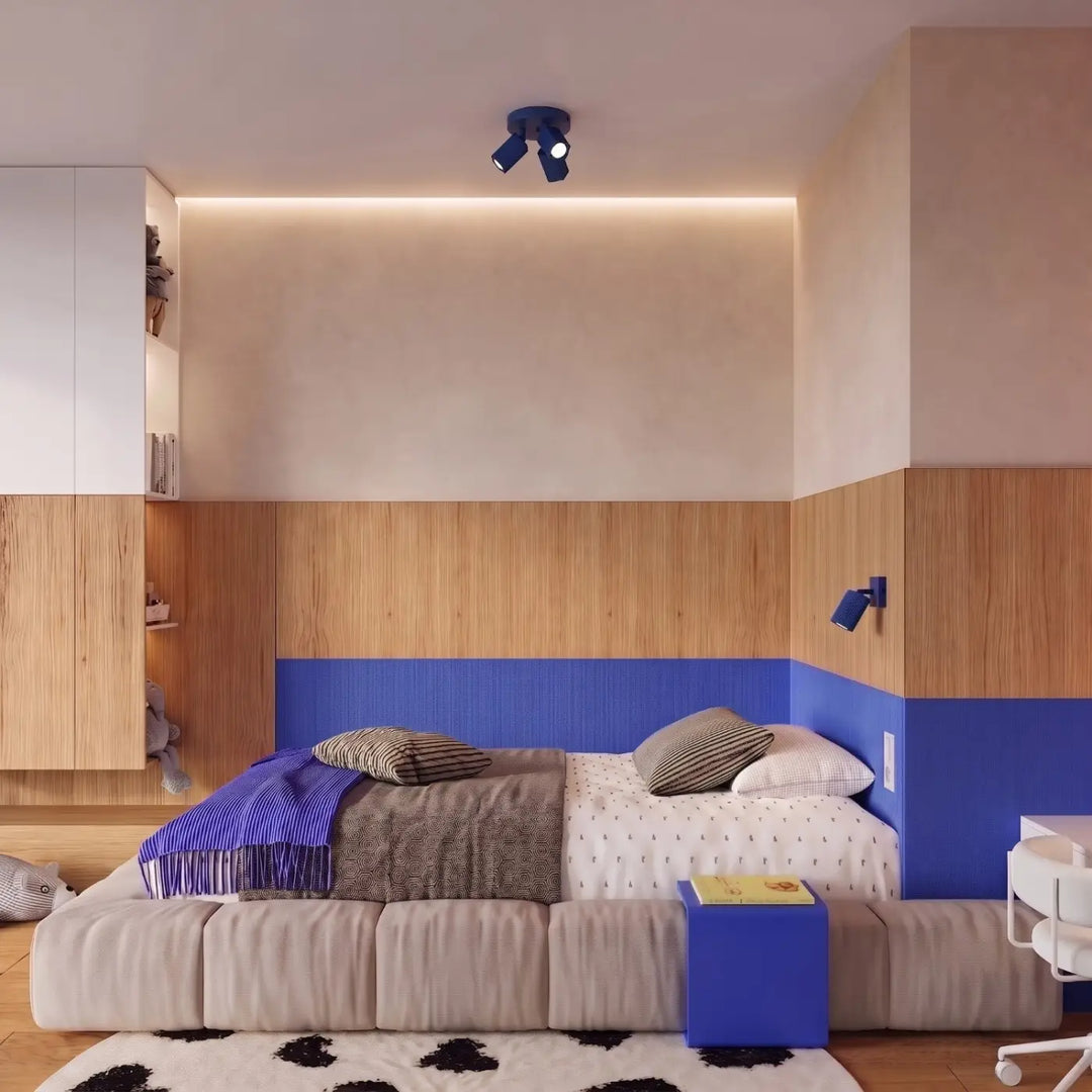 Plafonnier Rayo outremer à 3 spots orientables au plafond d'une chambre