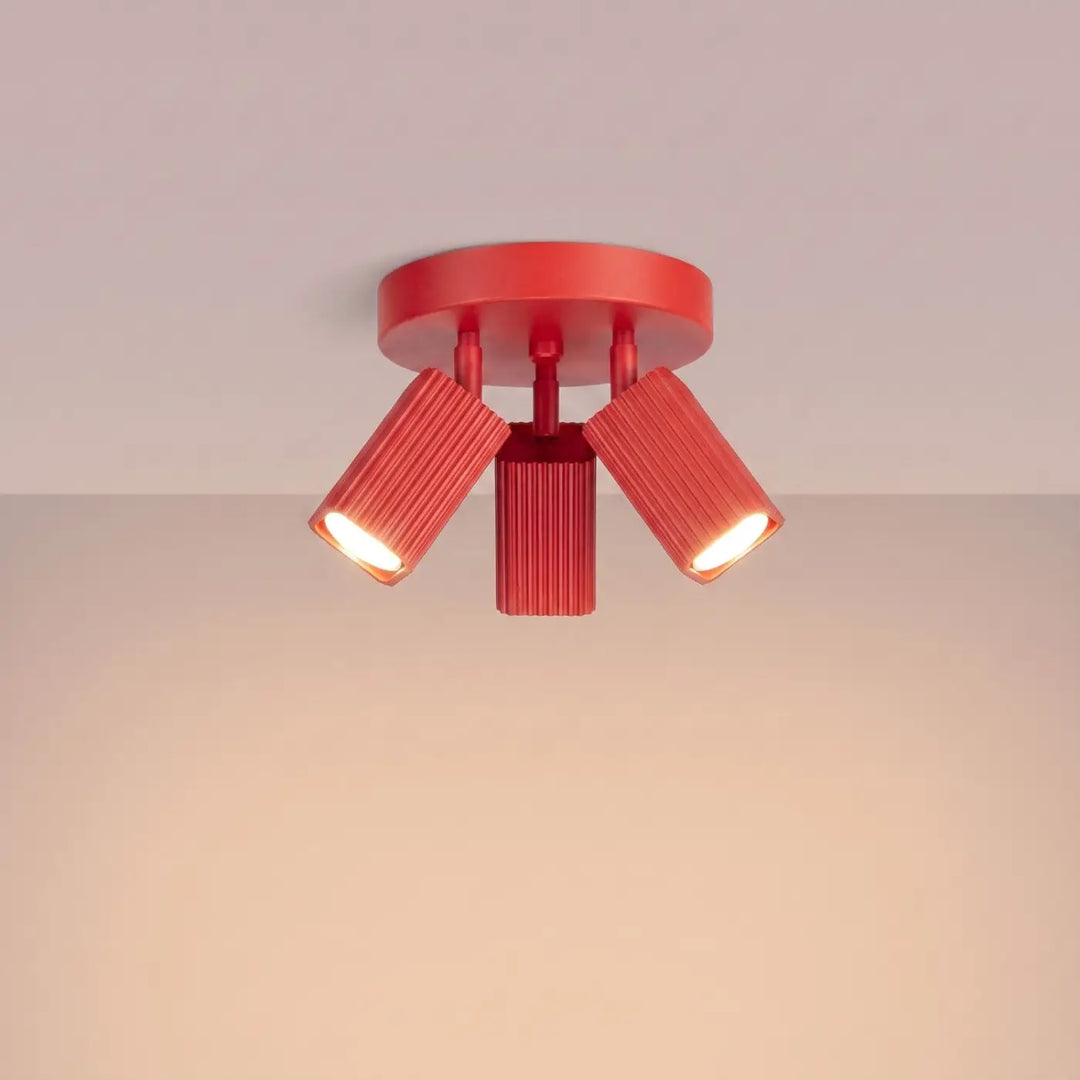 Plafonnier Rayo rouge à 3 spots orientables, allumé