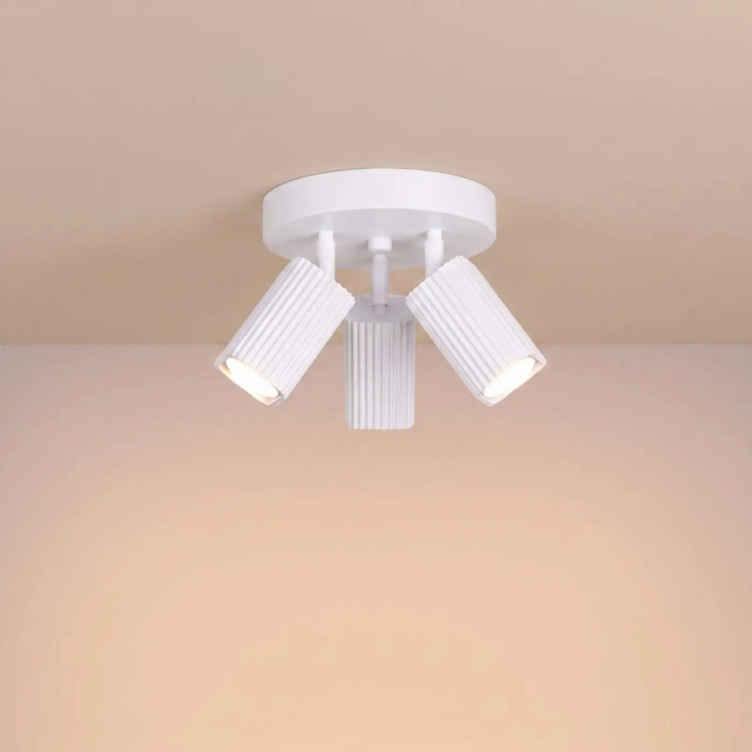 Plafonnier Rayo blanc à 3 spots orientables, allumé