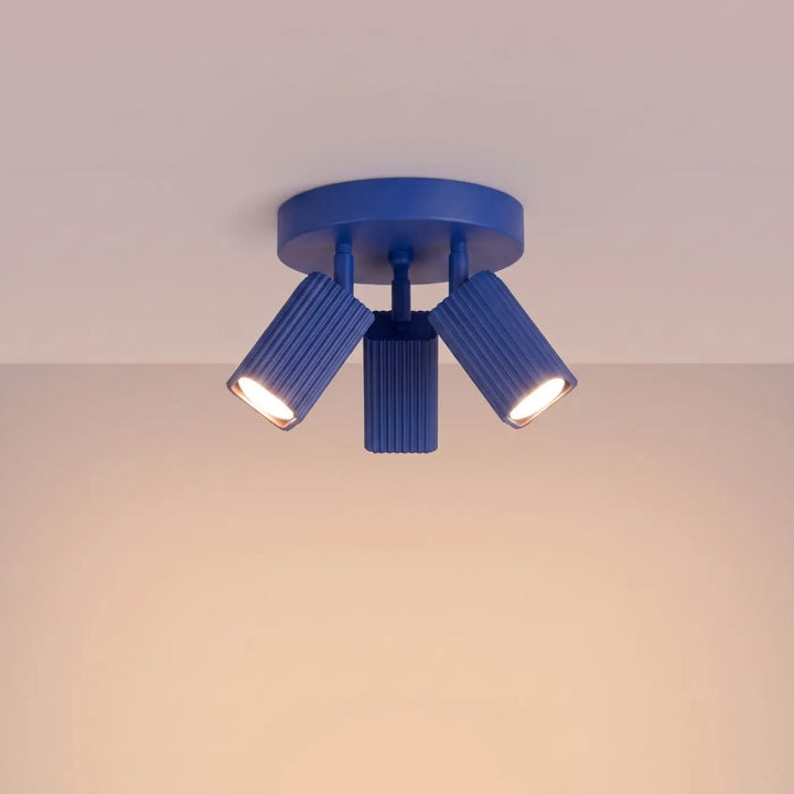 Plafonnier Rayo outremer à 3 spots orientables, allumé