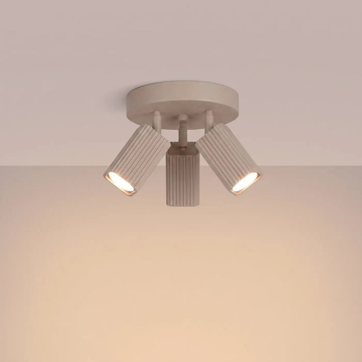 Plafonnier Rayo taupe à 3 spots orientables, allumé
