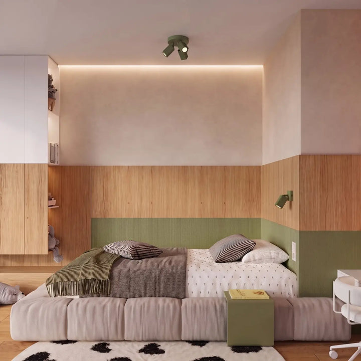 Plafonnier Rayo vert olive à 3 spots orientables au plafond d'une chambre