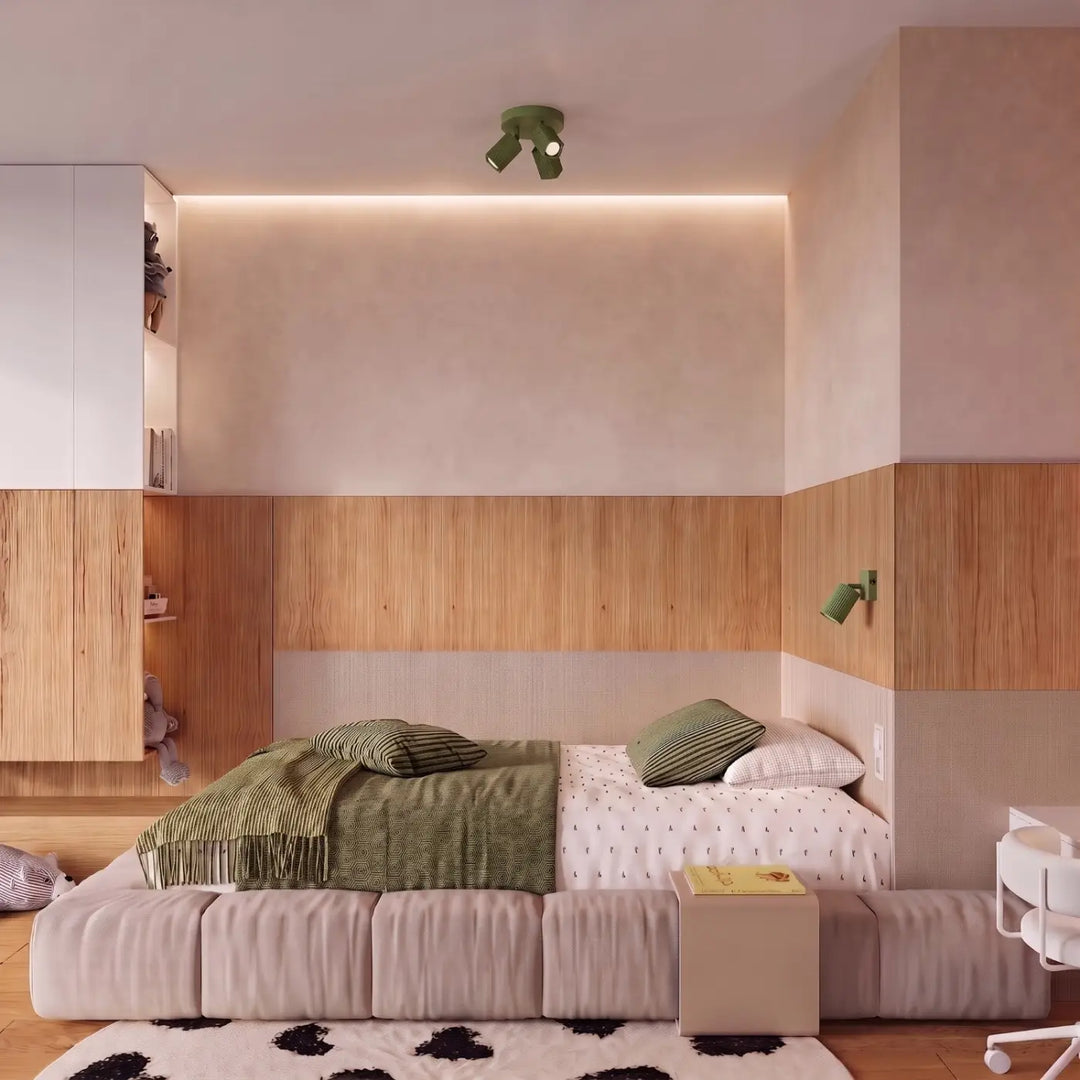 Plafonnier Rayo sauge à 3 spots orientables au plafond d'une chambre