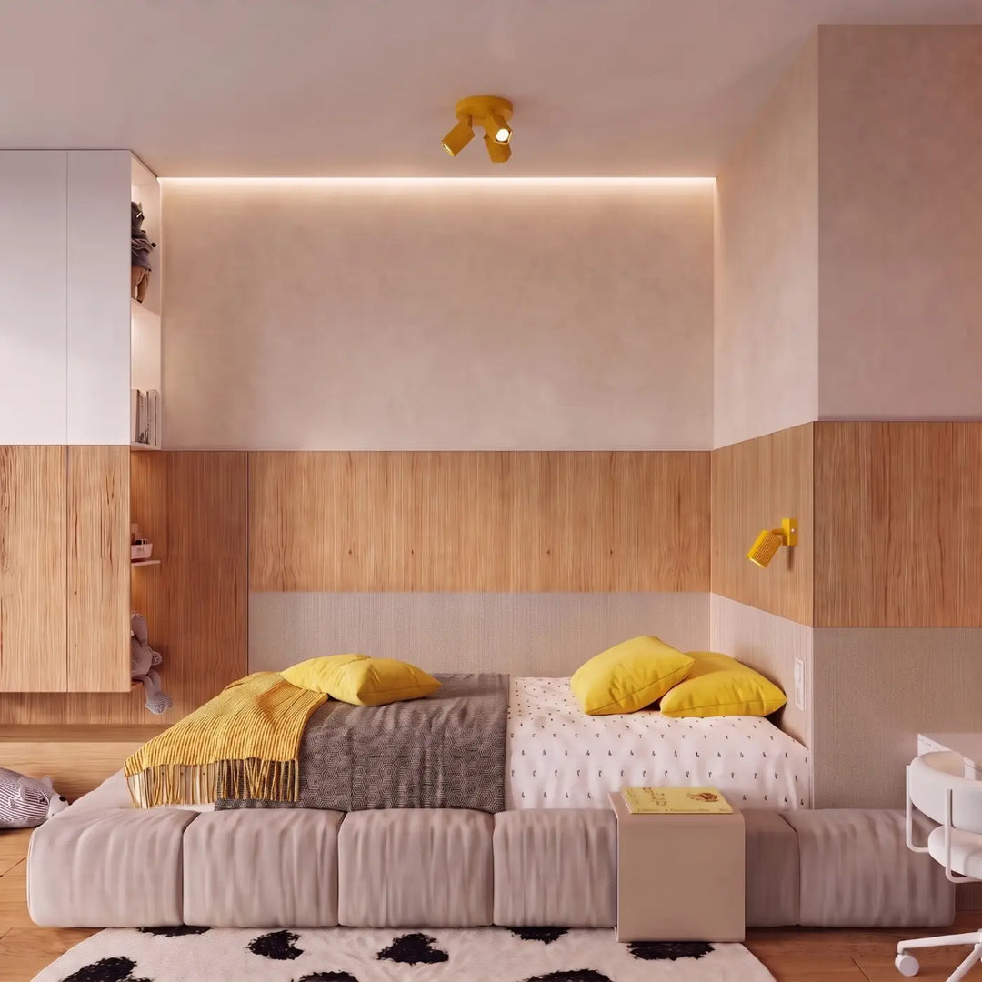 Plafonnier Rayo jaune à 3 spots orientables au plafond d'une chambre