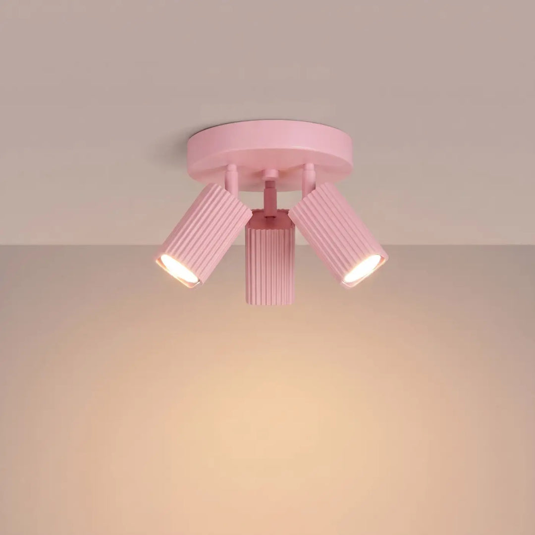 Plafonnier Rayo rose à 3 spots orientables, allumé