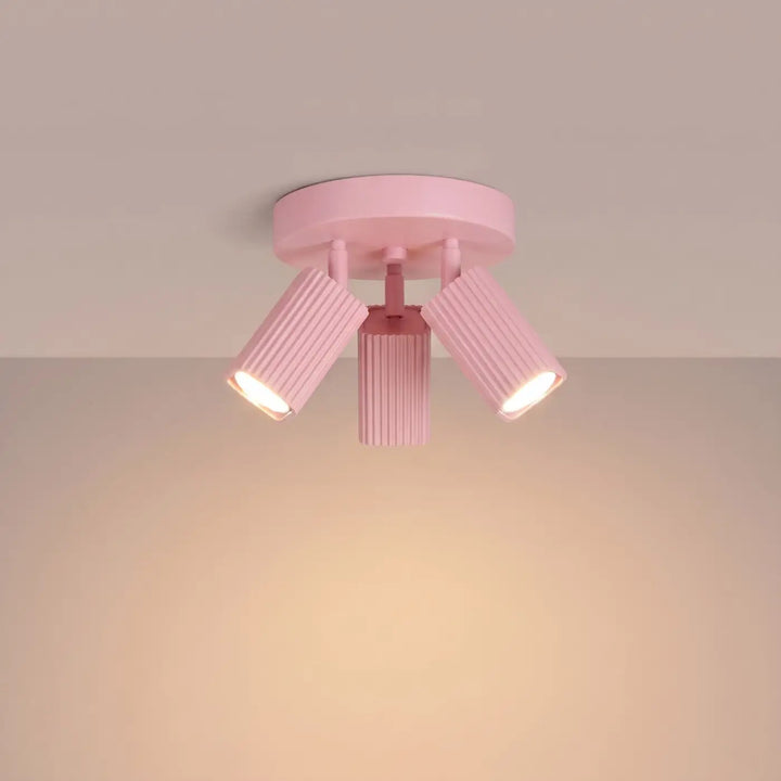 Plafonnier Rayo rose à 3 spots orientables, allumé