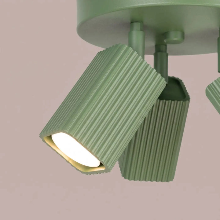 Plafonnier Rayo sauge à 3 spots orientables, détail des cannelures