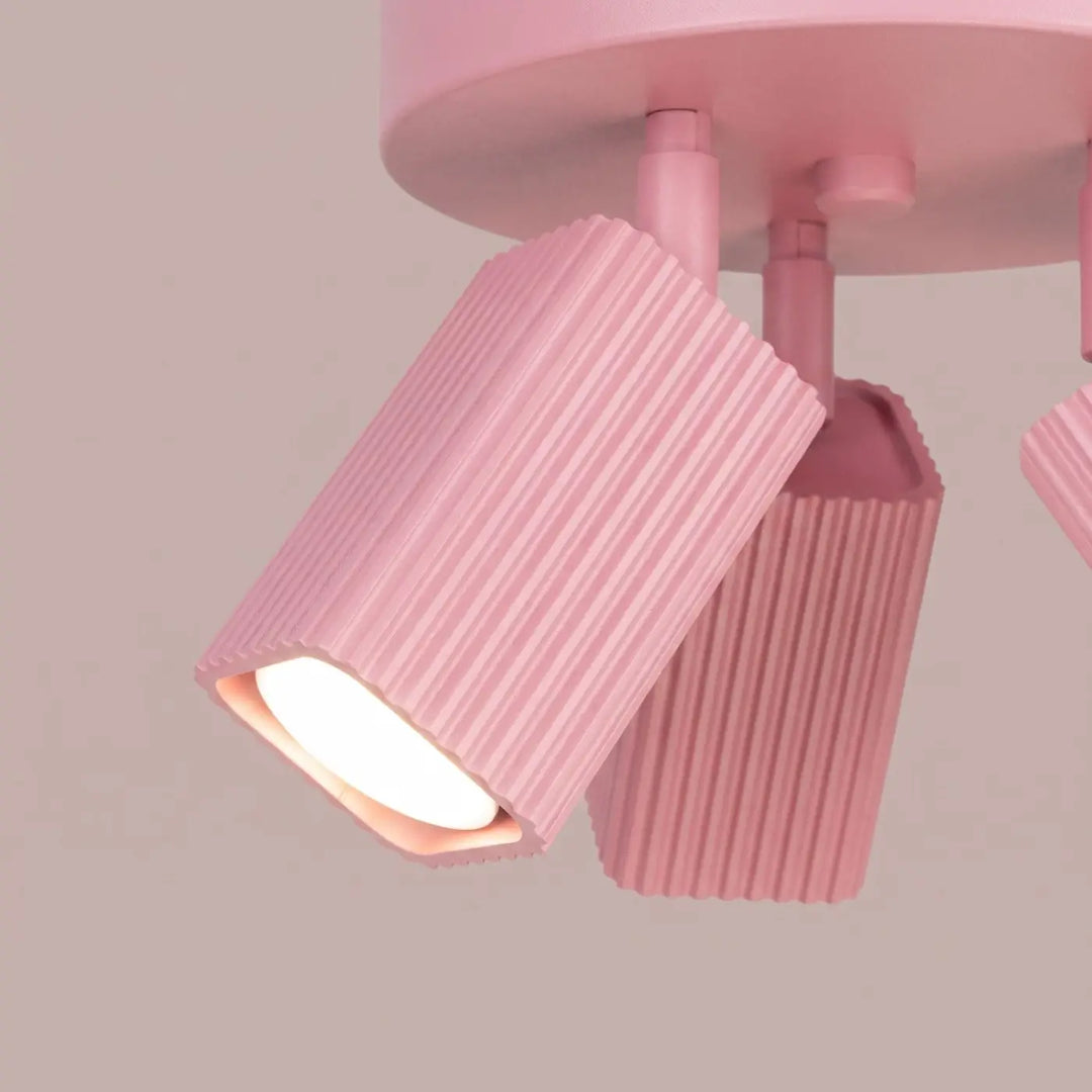 Plafonnier Rayo rose à 3 spots orientables, détail des cannelures