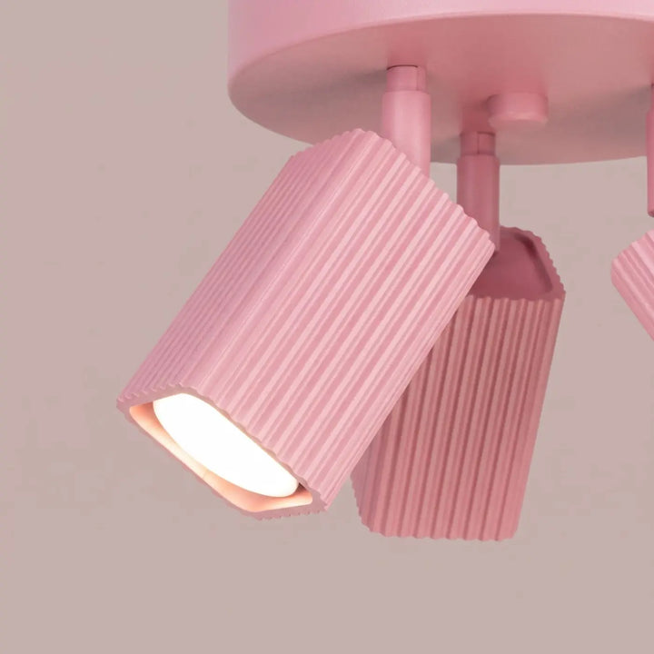 Plafonnier Rayo rose à 3 spots orientables, détail des cannelures