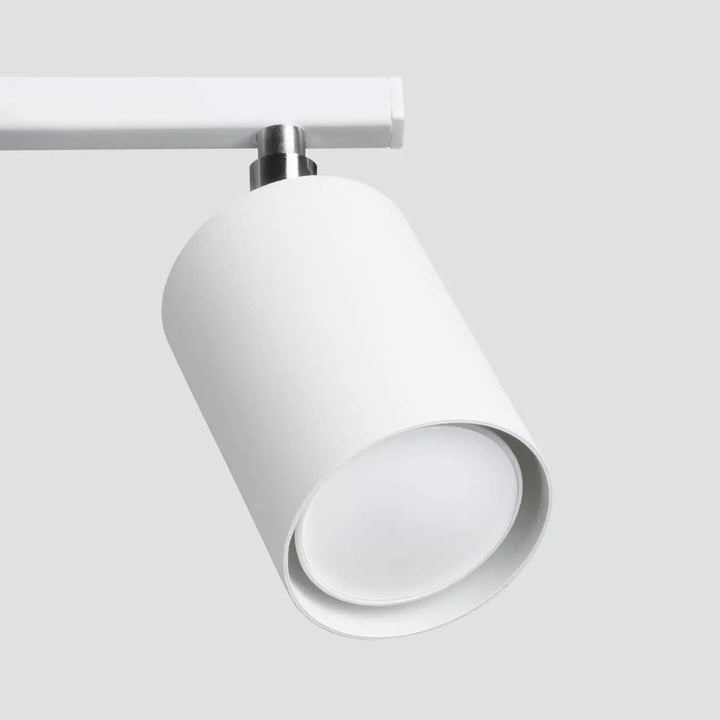 Luminaire plafonnier blanc, spot orientable vu de près