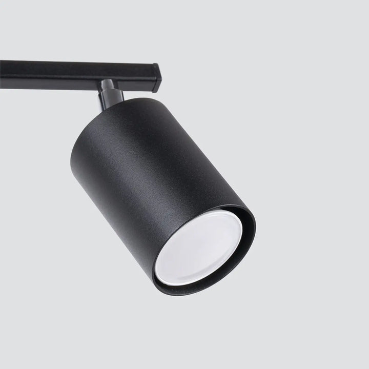 Luminaire plafonnier noir, spot orientable vu de près