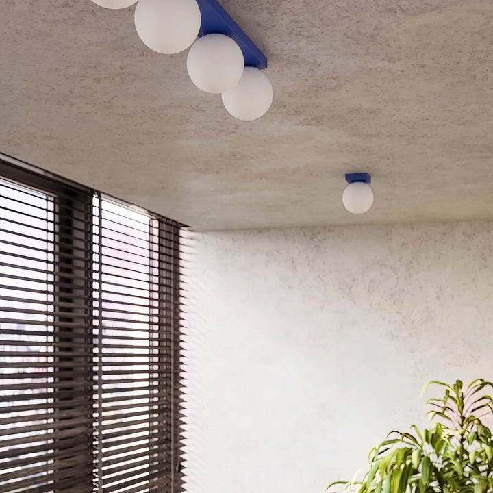 Luminaire Plafonnier outremer allumée, vue rapprochée