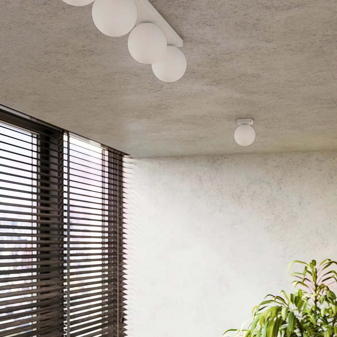 Luminaire Plafonnier blanc allumée, vue rapprochée