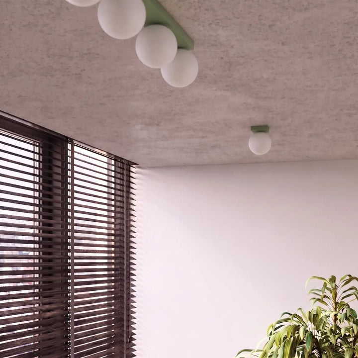 Luminaire Plafonnier vert olive allumée, vue rapprochée