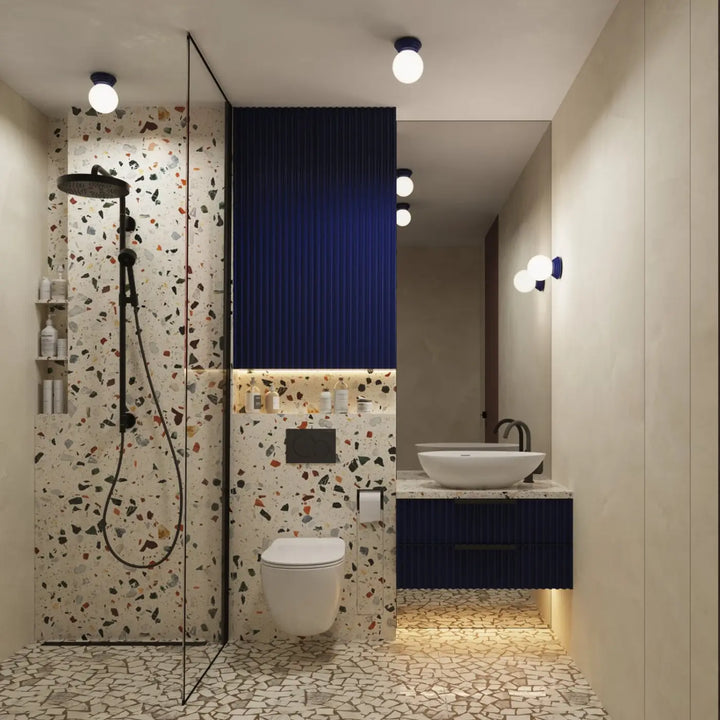 Luminaire plafonnier outremer dans une salle de bains