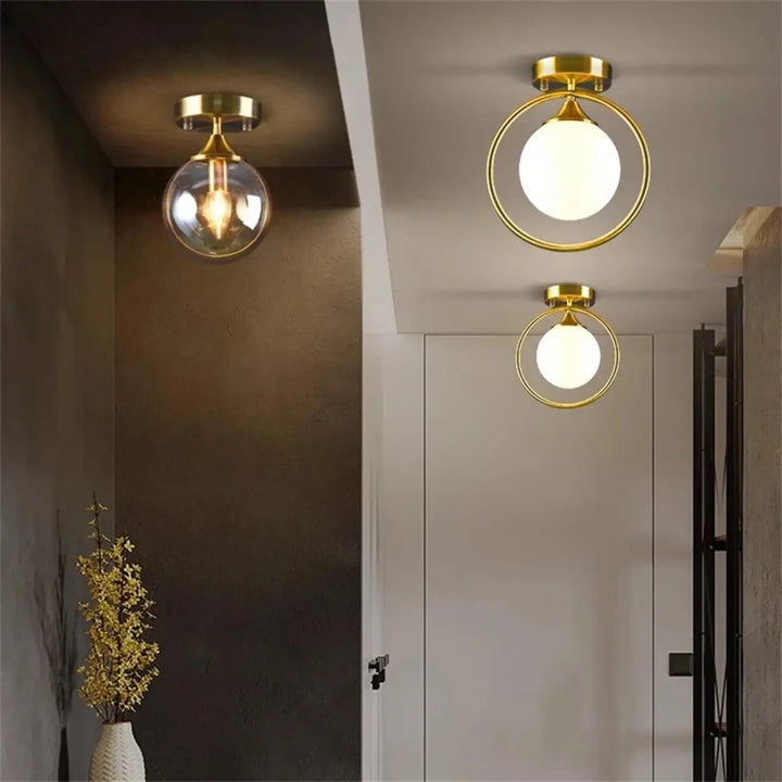 Plafonnier chic orbane avec anneau doré et boules lumineuses finition or pour un éclairage moderne
