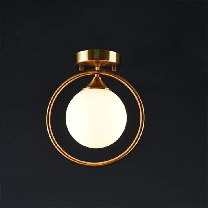 Plafonnier chic orbane avec anneau doré et boule lumineuse en verre dépoli pour éclairage élégant