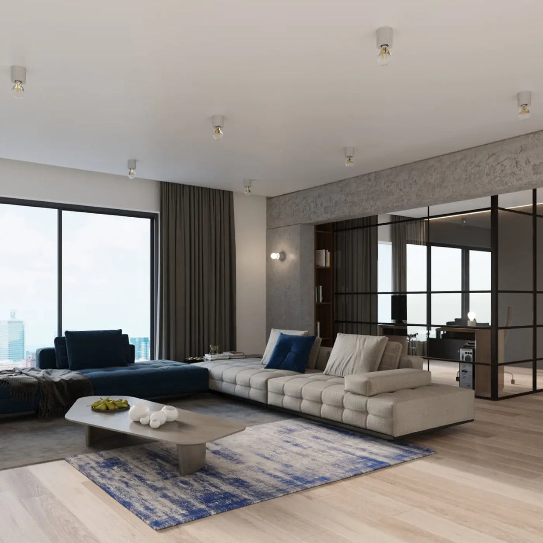 Beige canapé sectionnel capitonné avec coussins bleu marine dans un salon décoré avec plafond salgado béton sentez mieux