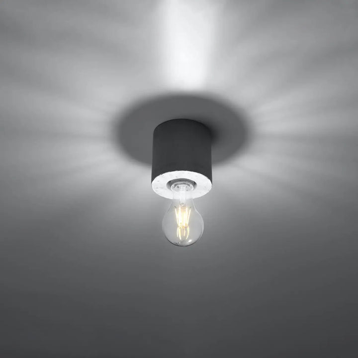 Plafonnier salgado béton en cylindre noir avec ampoule verre clair diffusant une lumière chaude sentez mieux