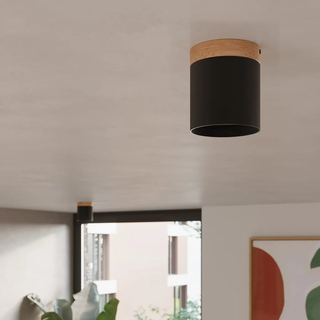 Plafonnier noir/bois naturel vue rapprochée dans son décor