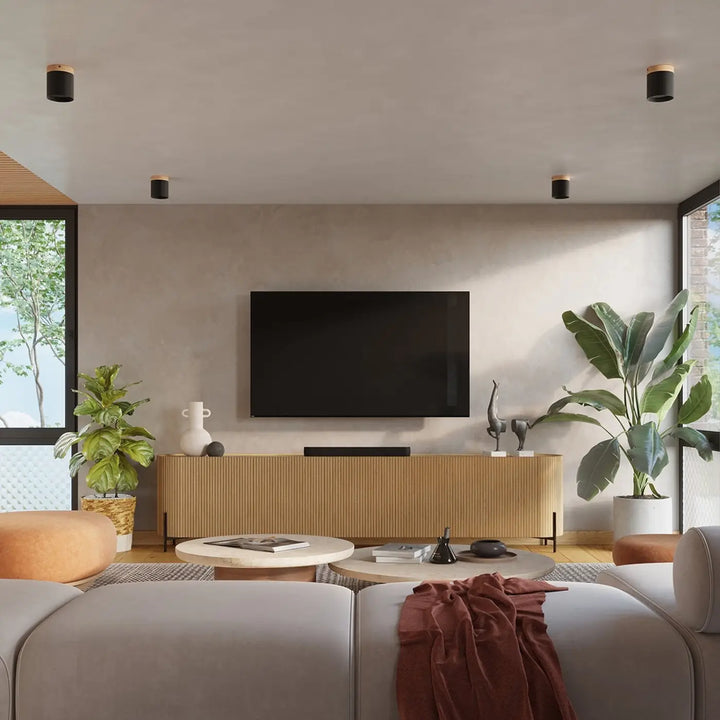Plafonnier noir/bois naturel dans un intérieur contemporain