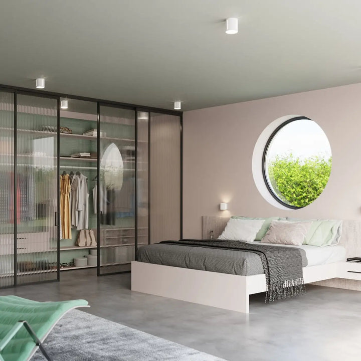 Luminaire plafonnier blanc dans une chambre