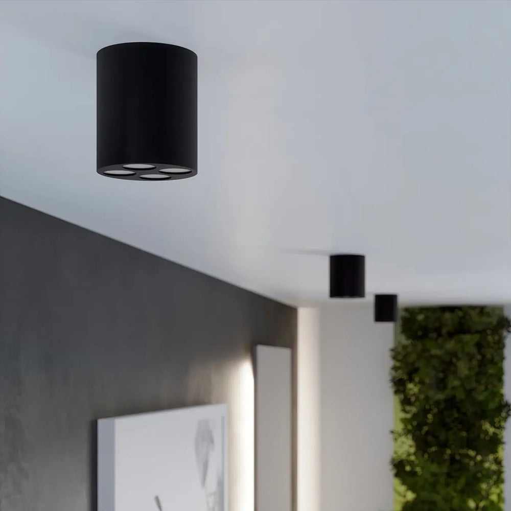 Plafonnier Zoe noir en aluminium dans un intérieur contemporain