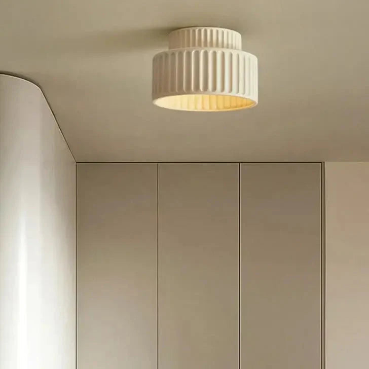 Plafonnier cylindrique strié au look rétro et original

