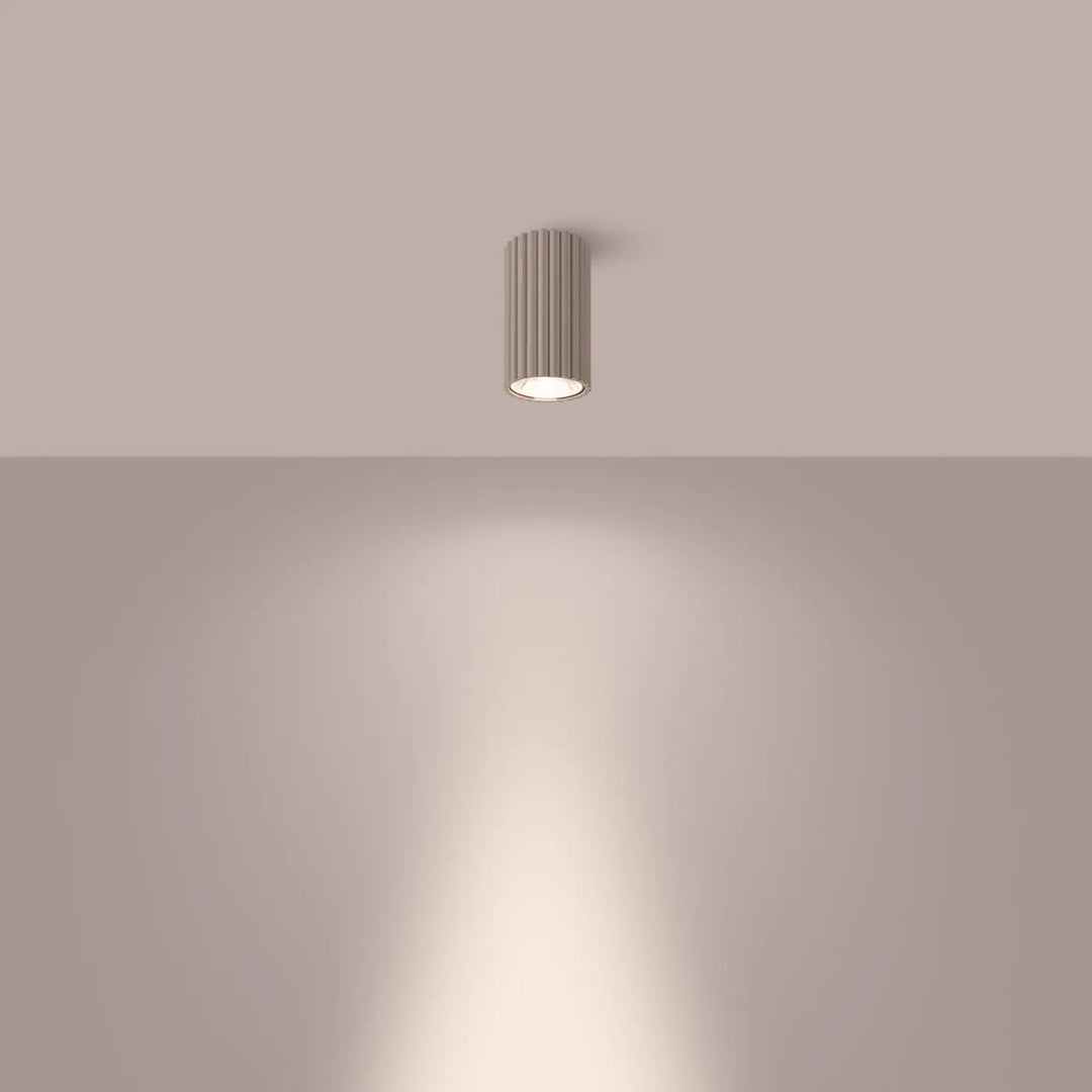 Luminaire plafonnier ivar taupe led 3000k avec abat-jour modernes rainurés offrant un design expressif et confort d’utilisation